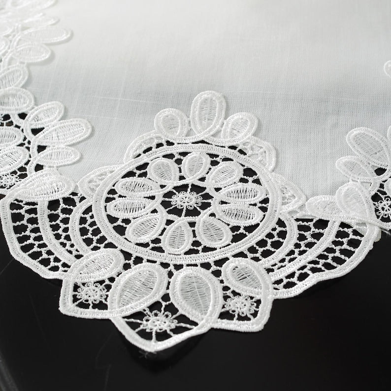 Chemin de table en dentelle brodée blanc classique pour décoration
