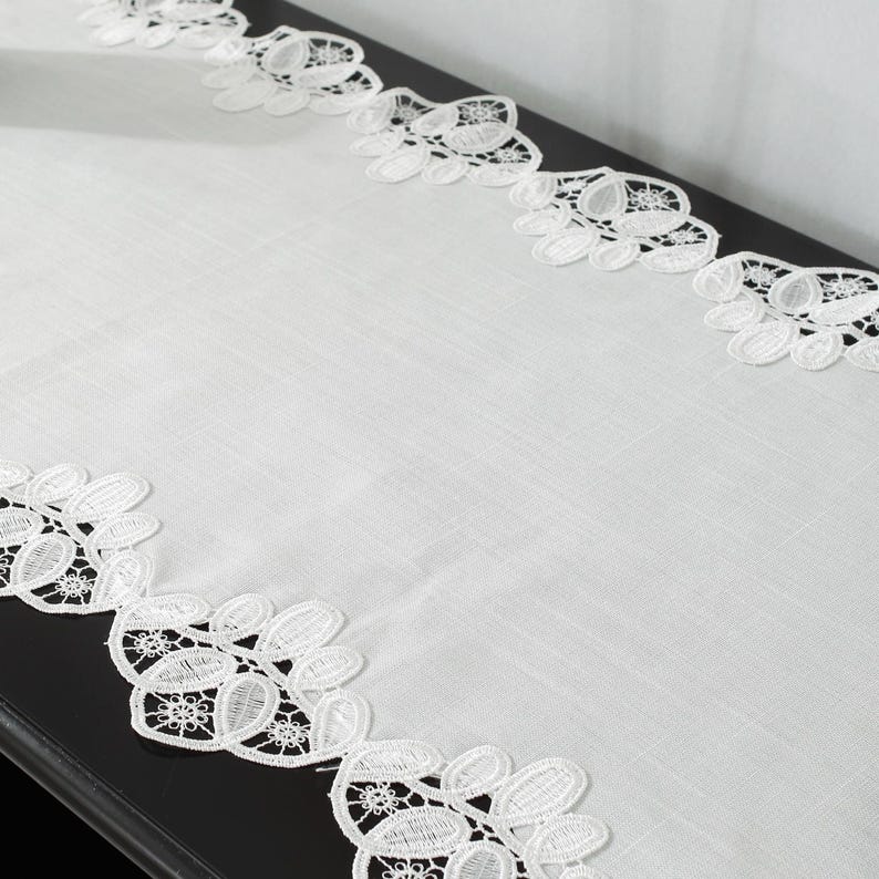 Chemin de table en dentelle brodée blanc classique pour décoration