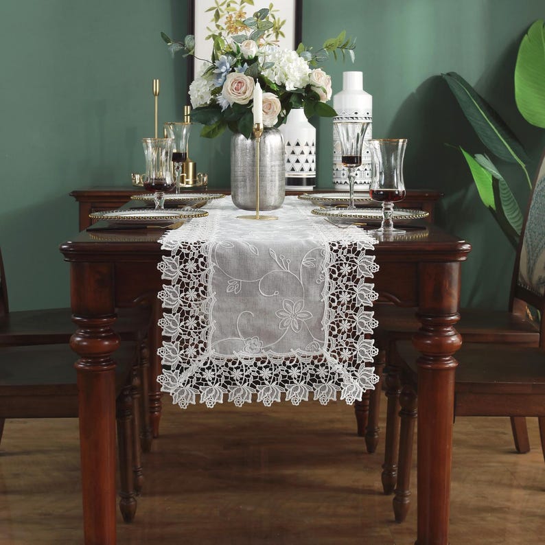 Chemin de table en dentelle vintage pour commode ou décoration