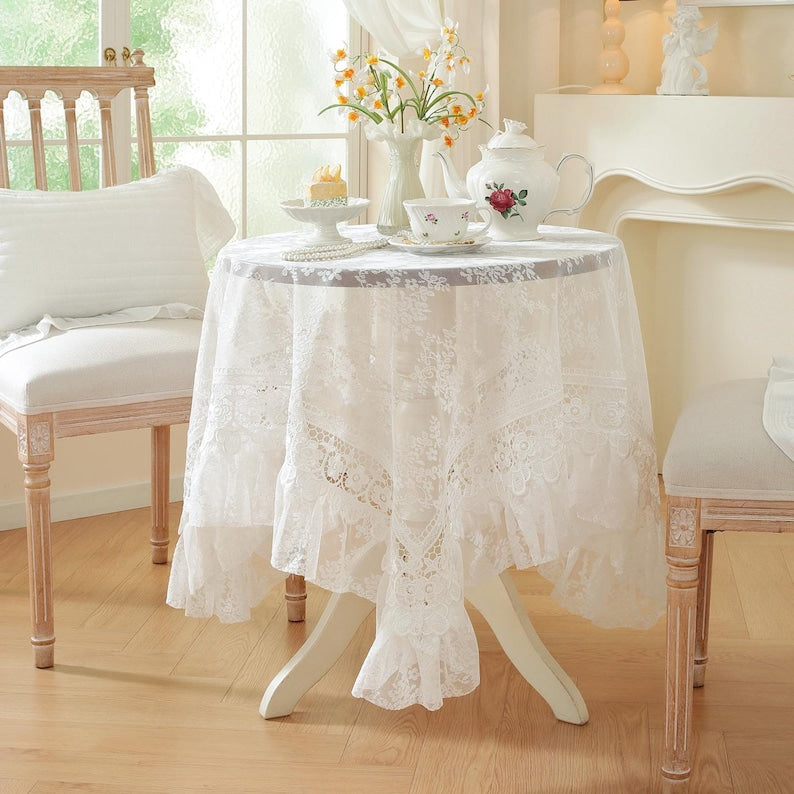 Nappe carrée en dentelle blanche : décoration de table en polyester à broderies florales et à volants