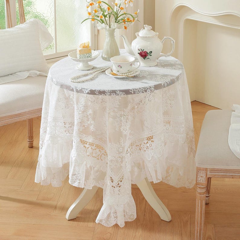 Nappe carrée en dentelle blanche : décoration de table en polyester à broderies florales et à volants