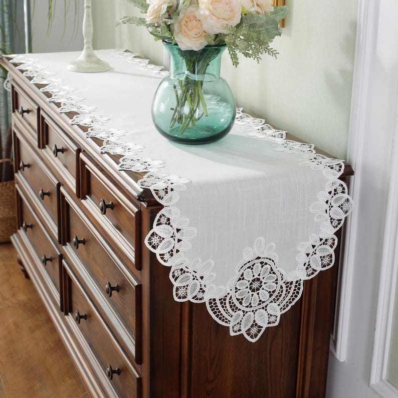 Chemin de table en dentelle brodée blanc classique pour décoration