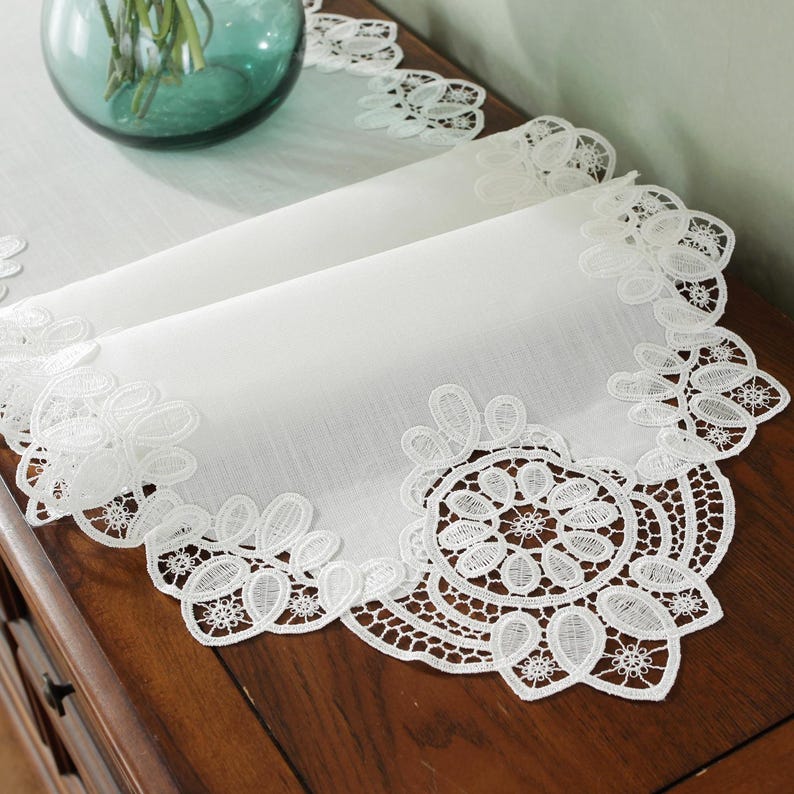Chemin de table en dentelle brodée blanc classique pour décoration