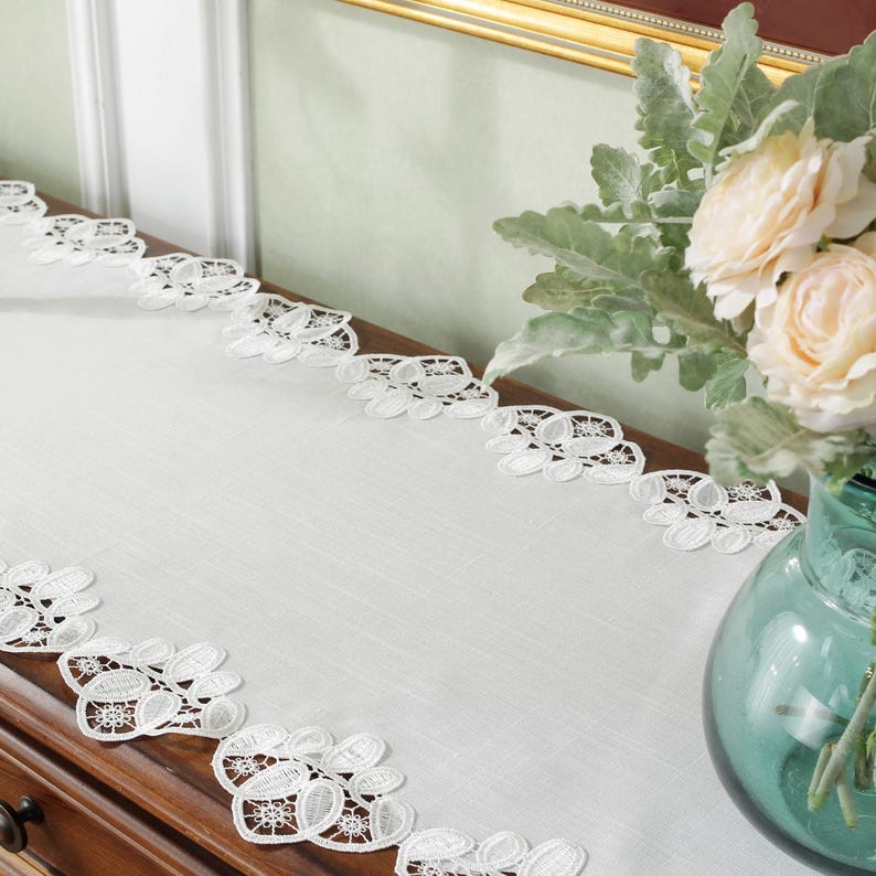 Chemin de table en dentelle brodée blanc classique pour décoration