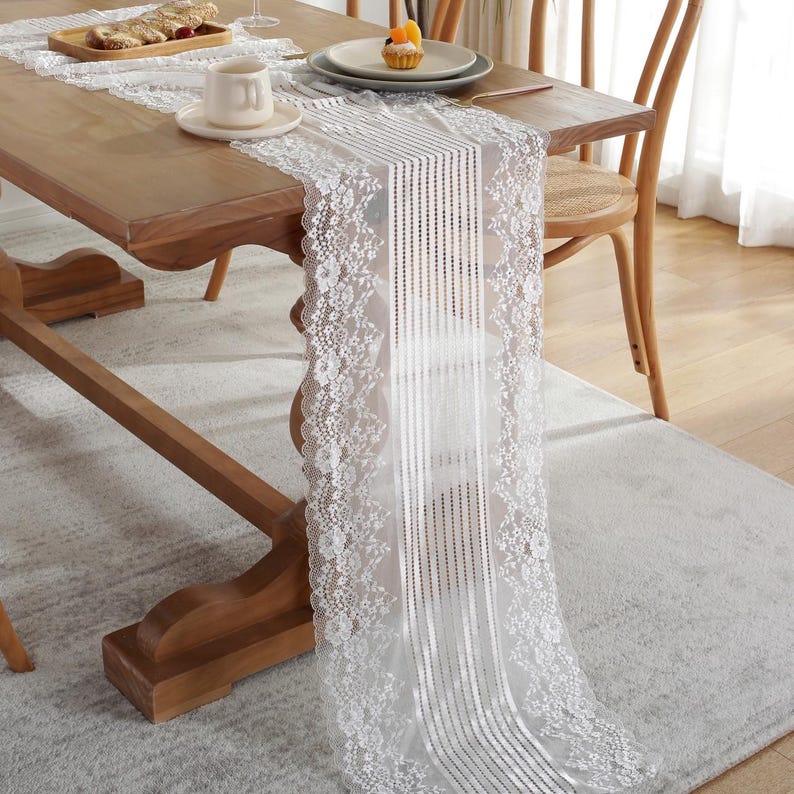 Chemin de table en dentelle blanche avec glands pour décoration