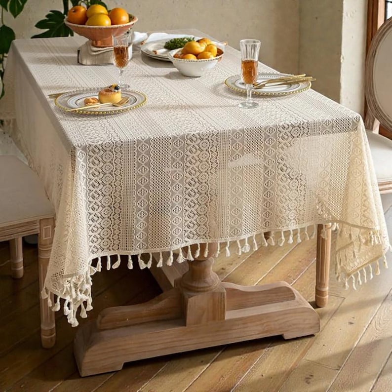 Nappe en dentelle avec pompons au crochet bohème