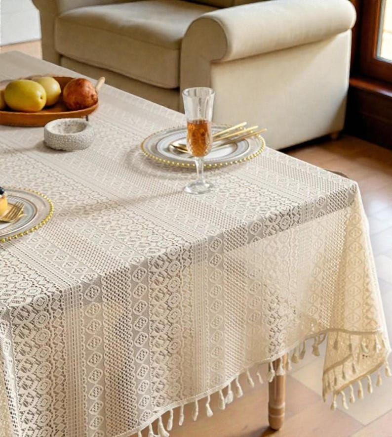 Nappe en dentelle avec pompons au crochet bohème