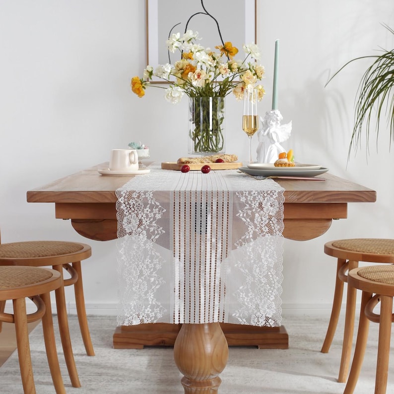 Chemin de table en dentelle blanche avec glands pour décoration