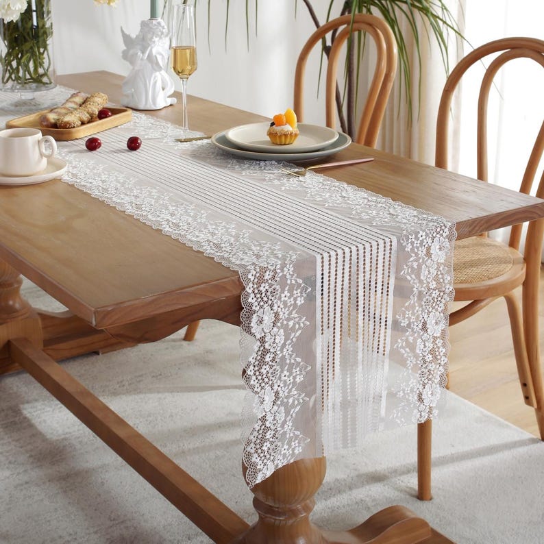 Chemin de table en dentelle blanche avec glands pour décoration