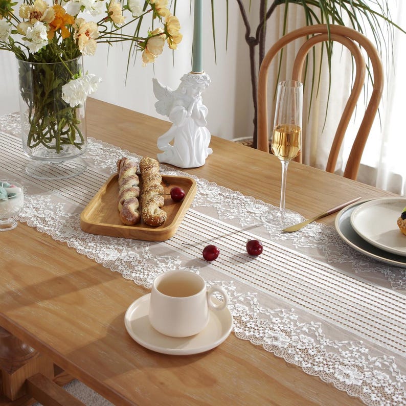 Chemin de table en dentelle blanche avec glands pour décoration