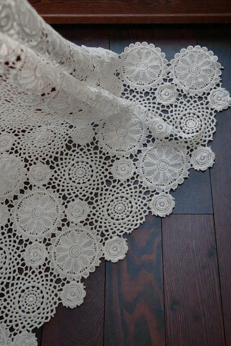 Nappe en dentelle blanche crochet floral décor ferme