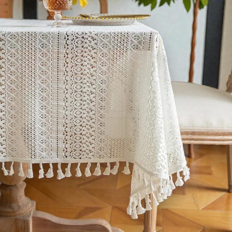 Nappe en dentelle avec pompons au crochet bohème