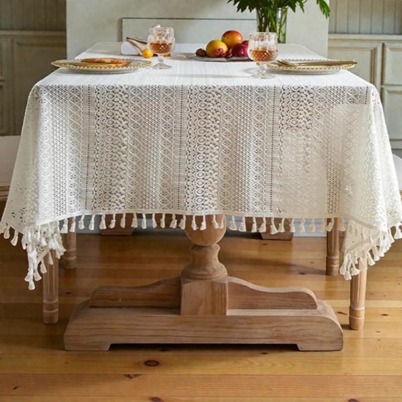 Nappe en dentelle avec pompons au crochet bohème