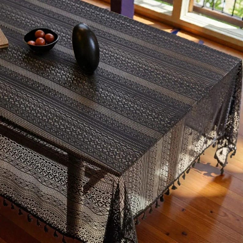 Nappe en dentelle avec pompons au crochet bohème