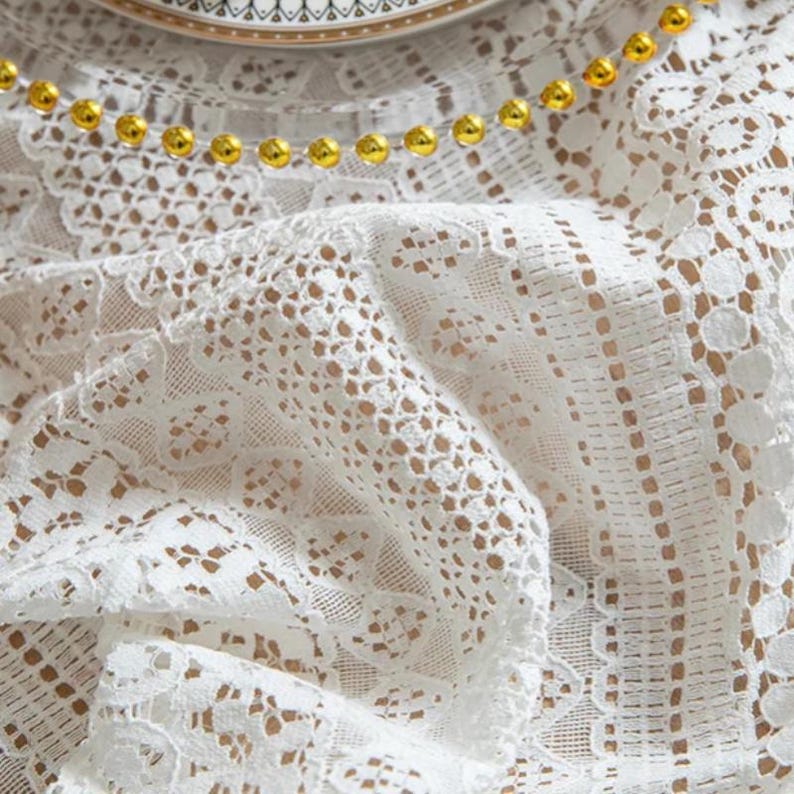 Nappe en dentelle avec pompons au crochet bohème