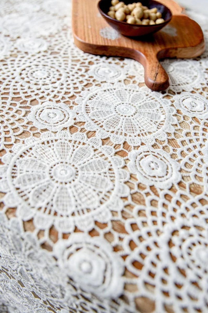 Nappe en dentelle blanche crochet floral décor ferme