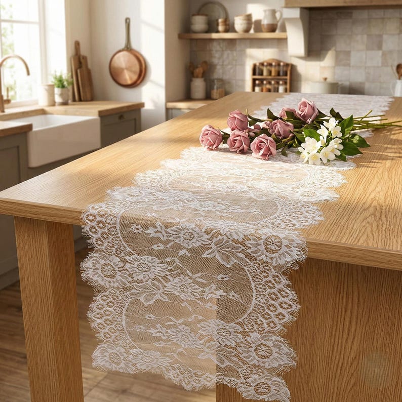 Chemin de table en dentelle florale brodée pour mariage élégant