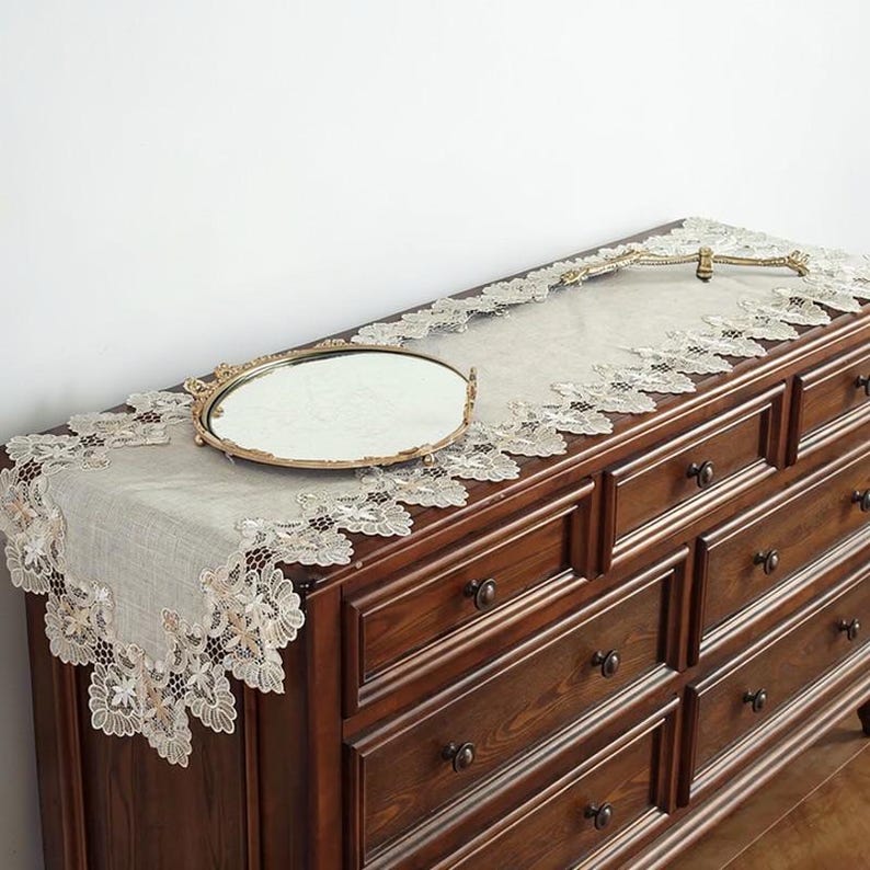 Chemin de table en dentelle brodée pour décoration de table élégante