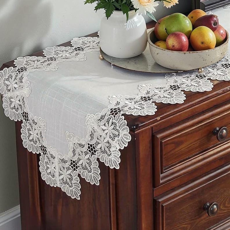 Chemin de table en dentelle brodée pour décoration de table élégante