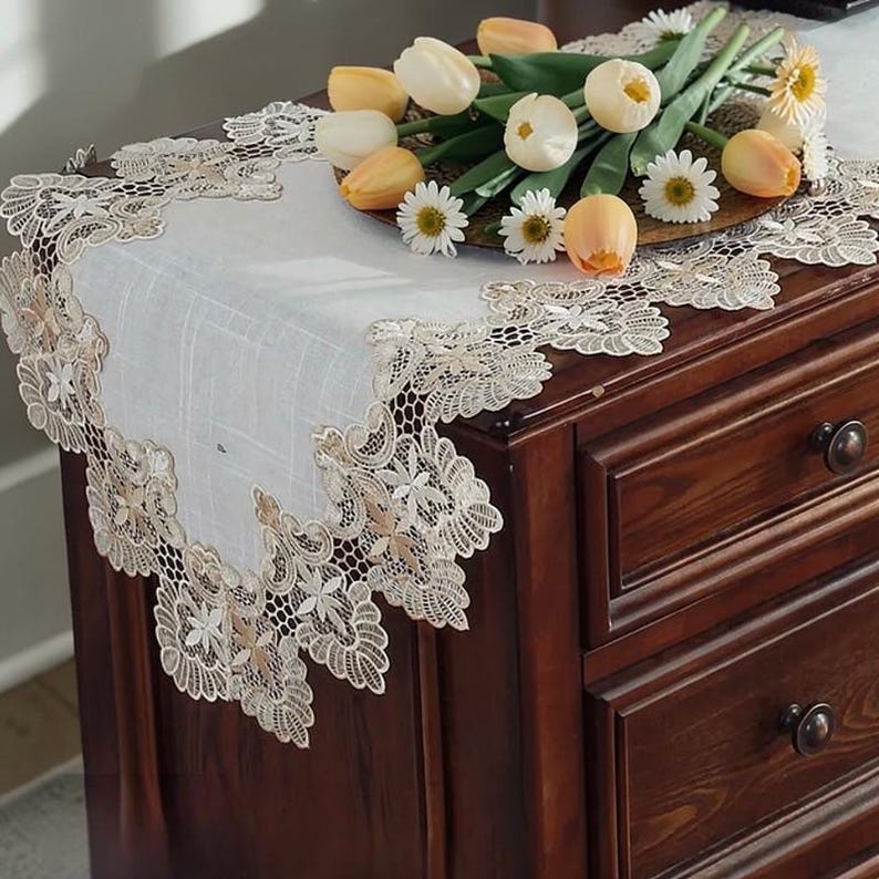 Chemin de table en dentelle brodée pour décoration de table élégante