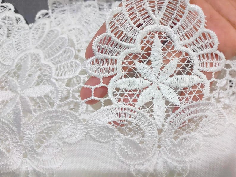 Chemin de table en dentelle brodée pour décoration de table élégante