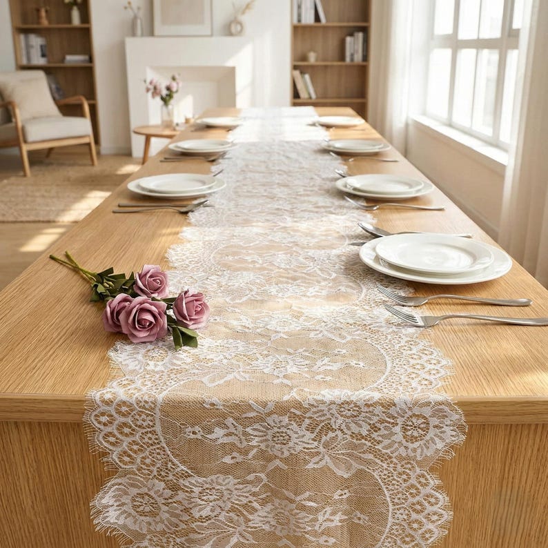Chemin de table en dentelle florale brodée pour mariage élégant