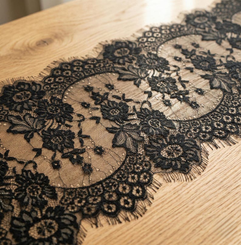 Chemin de table en dentelle florale brodée pour mariage élégant