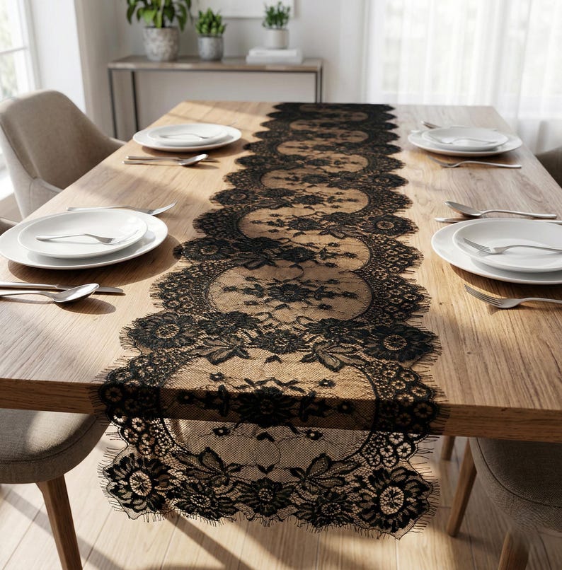 Chemin de table en dentelle florale brodée pour mariage élégant