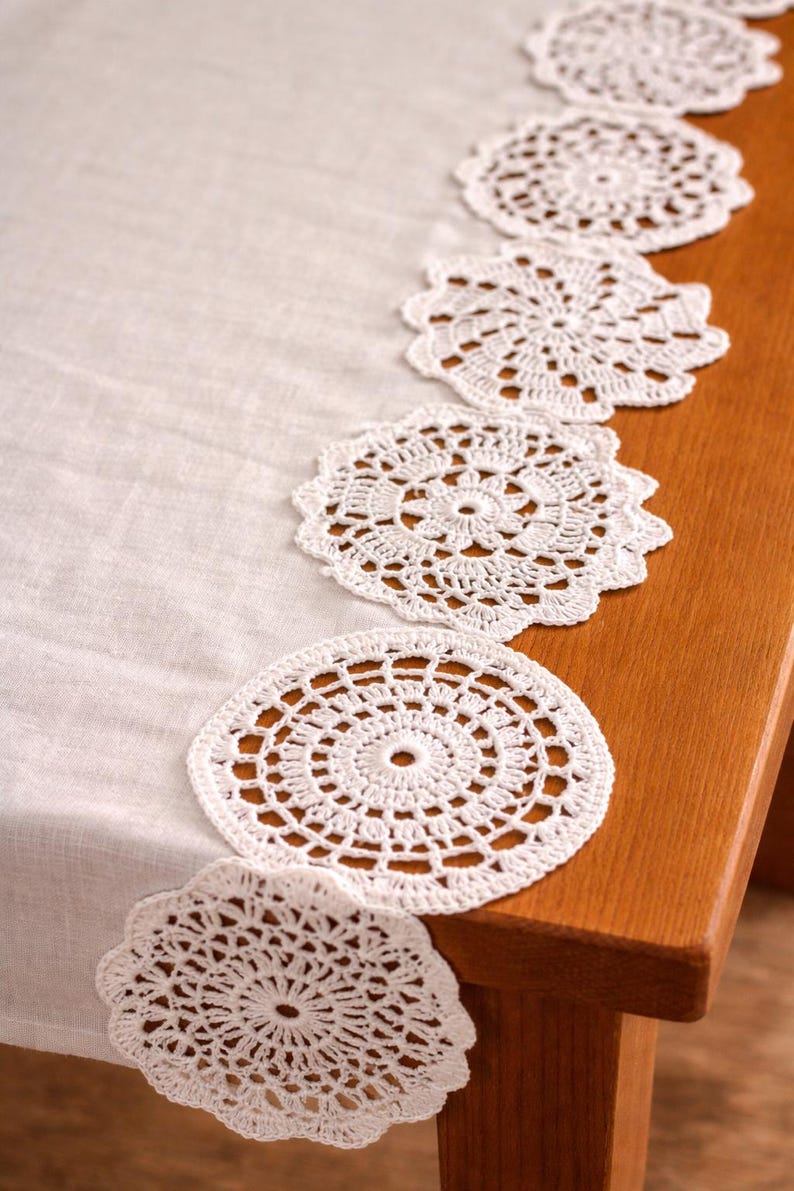 Chemin de table en dentelle lin naturel style campagne chic bohème