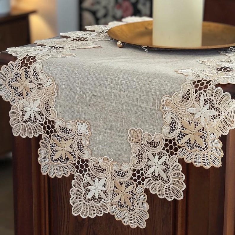 Chemin de table en dentelle brodée pour décoration de table élégante