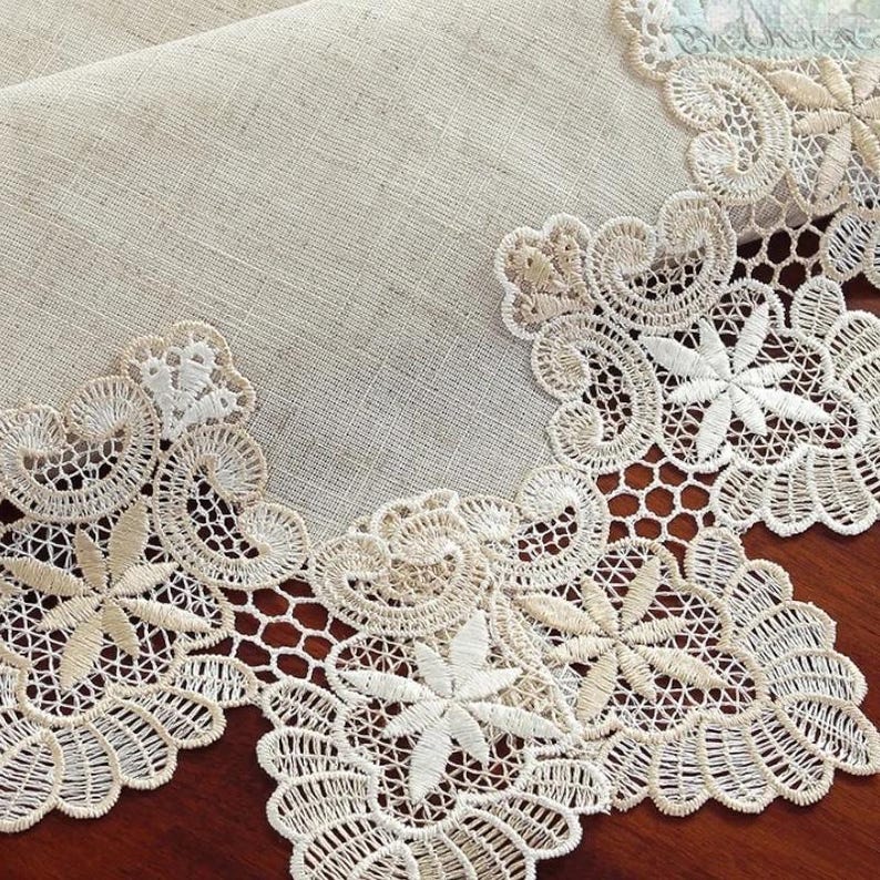 Chemin de table en dentelle brodée pour décoration de table élégante