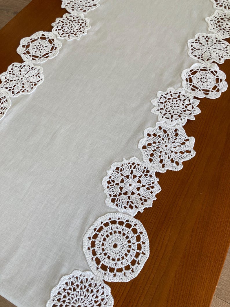 Chemin de table en dentelle lin naturel style campagne chic bohème