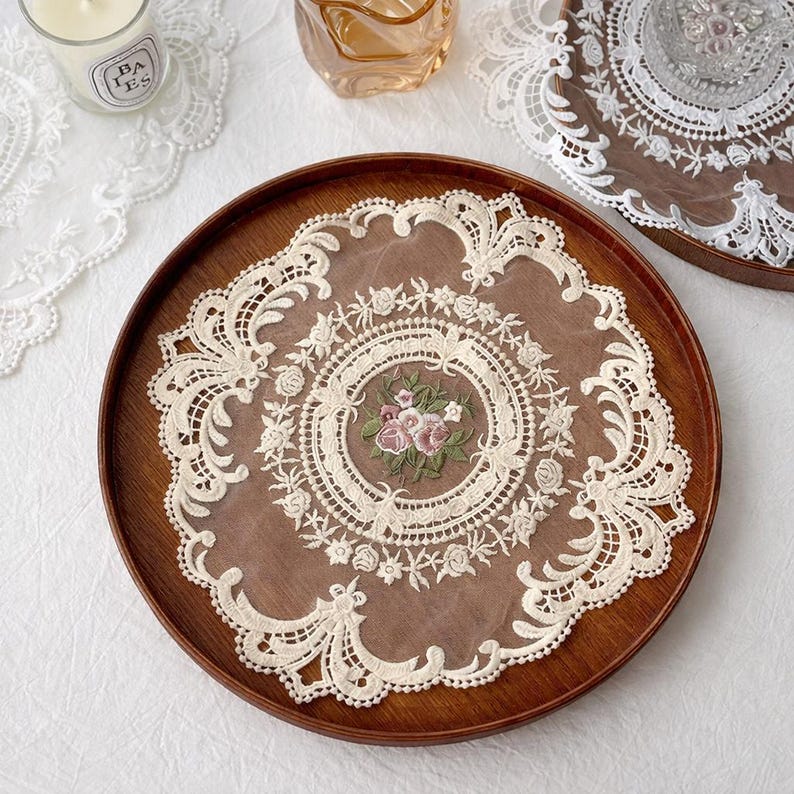 Sets de table en dentelle florale brodée style vintage shabby chic