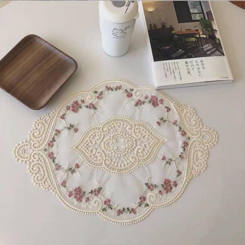 Sets de table en dentelle florale brodée style vintage shabby chic