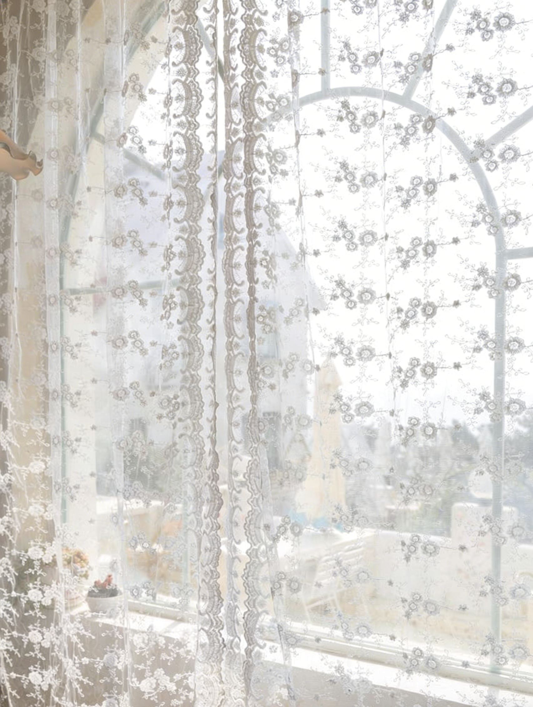 Rideaux en dentelle fleurs blanches décoratives