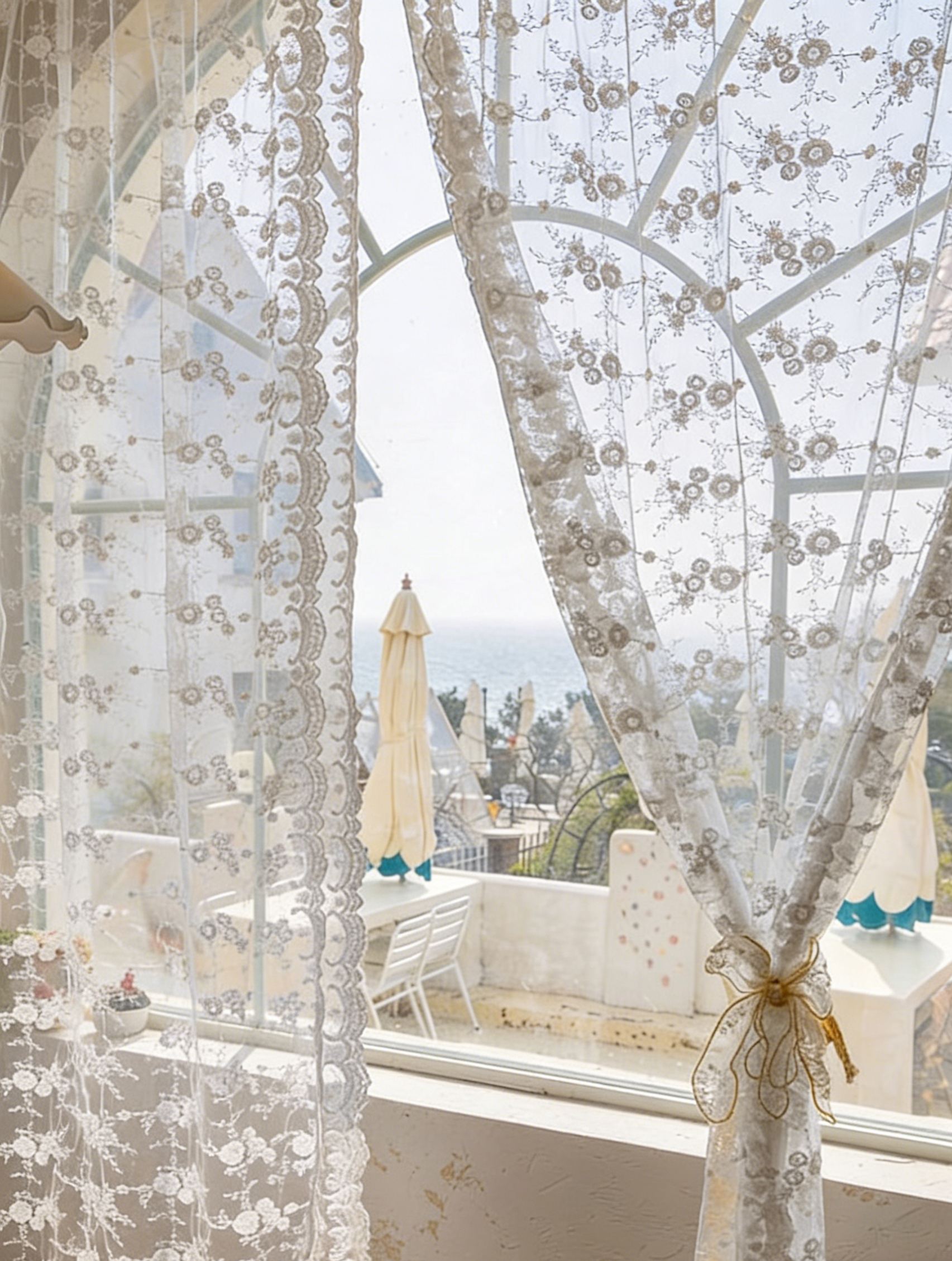 Rideaux en dentelle fleurs blanches décoratives