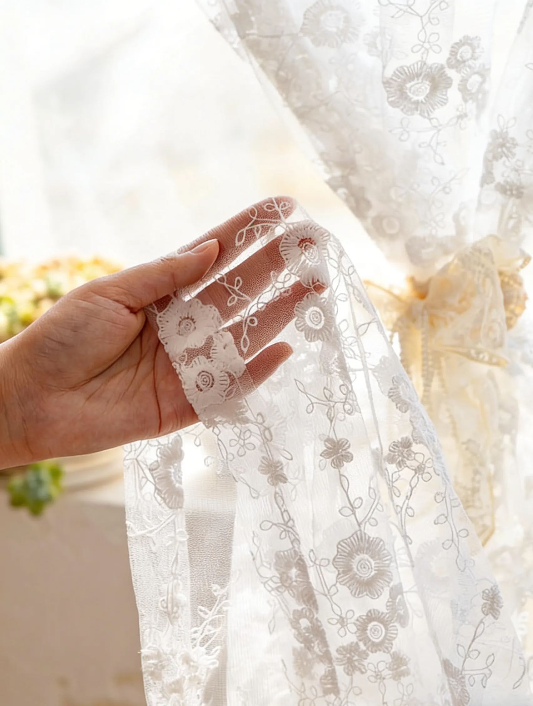 Rideaux en dentelle fleurs blanches décoratives