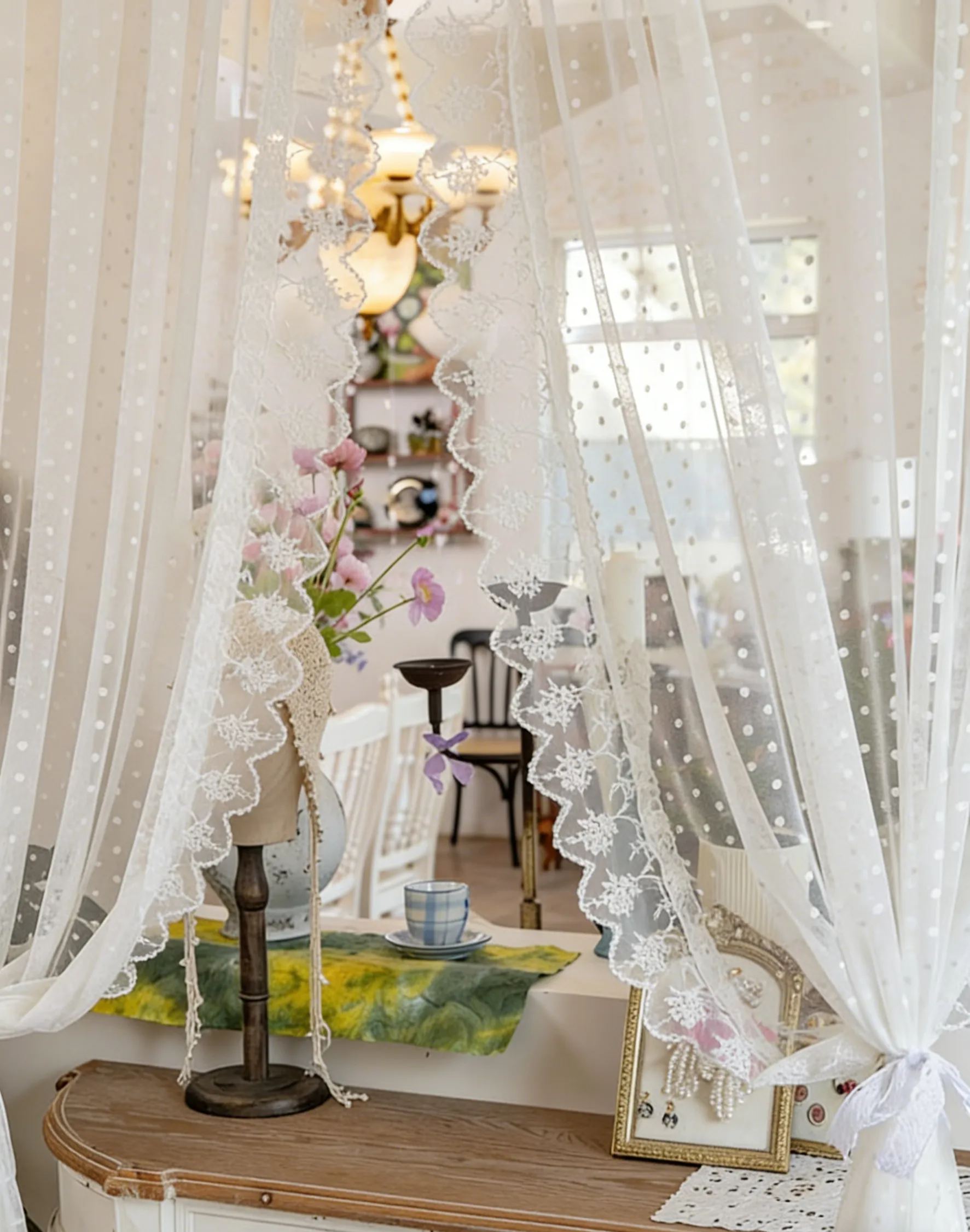 Rideaux en dentelle française blanche à volants