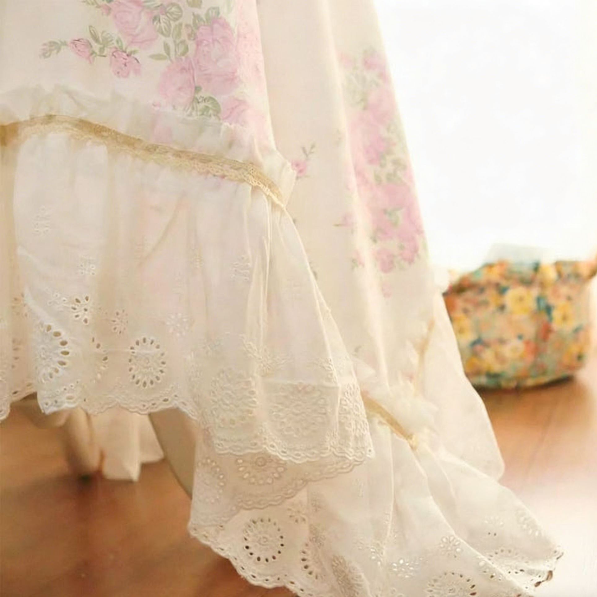 Nappe en dentelle brodée shabby chic en coton fleuri