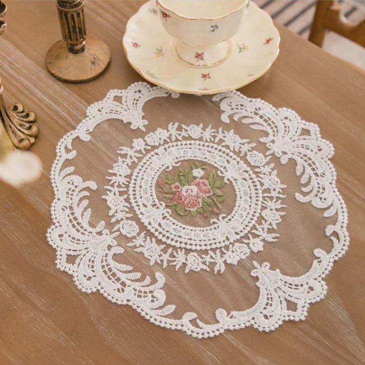 Sets de table en dentelle florale brodée style vintage shabby chic