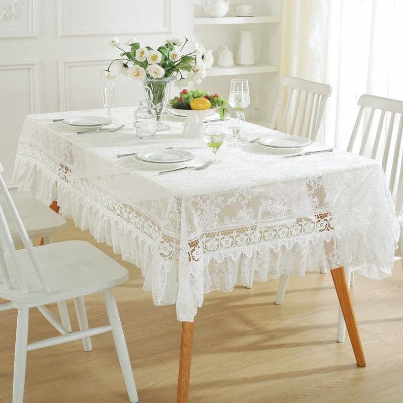 Nappe en dentelle blanche à broderies florales et volants