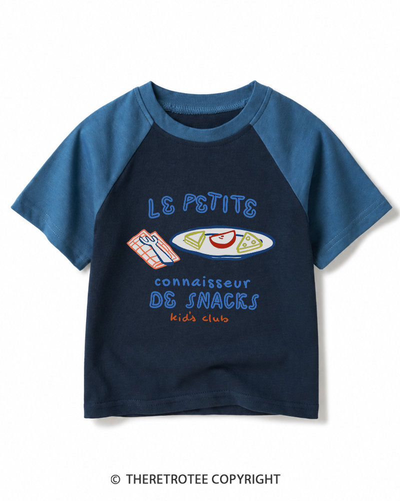 TheRetroTee Le Petit Connaisseur de Snacks Kids Club 1970s Kids Raglan Baseball T-Shirt