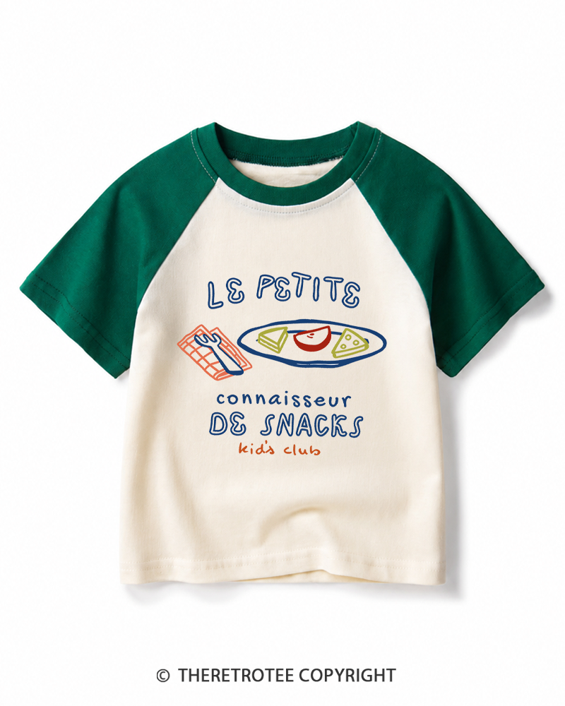 TheRetroTee Le Petit Connaisseur de Snacks Kids Club 1970s Kids Raglan Baseball T-Shirt