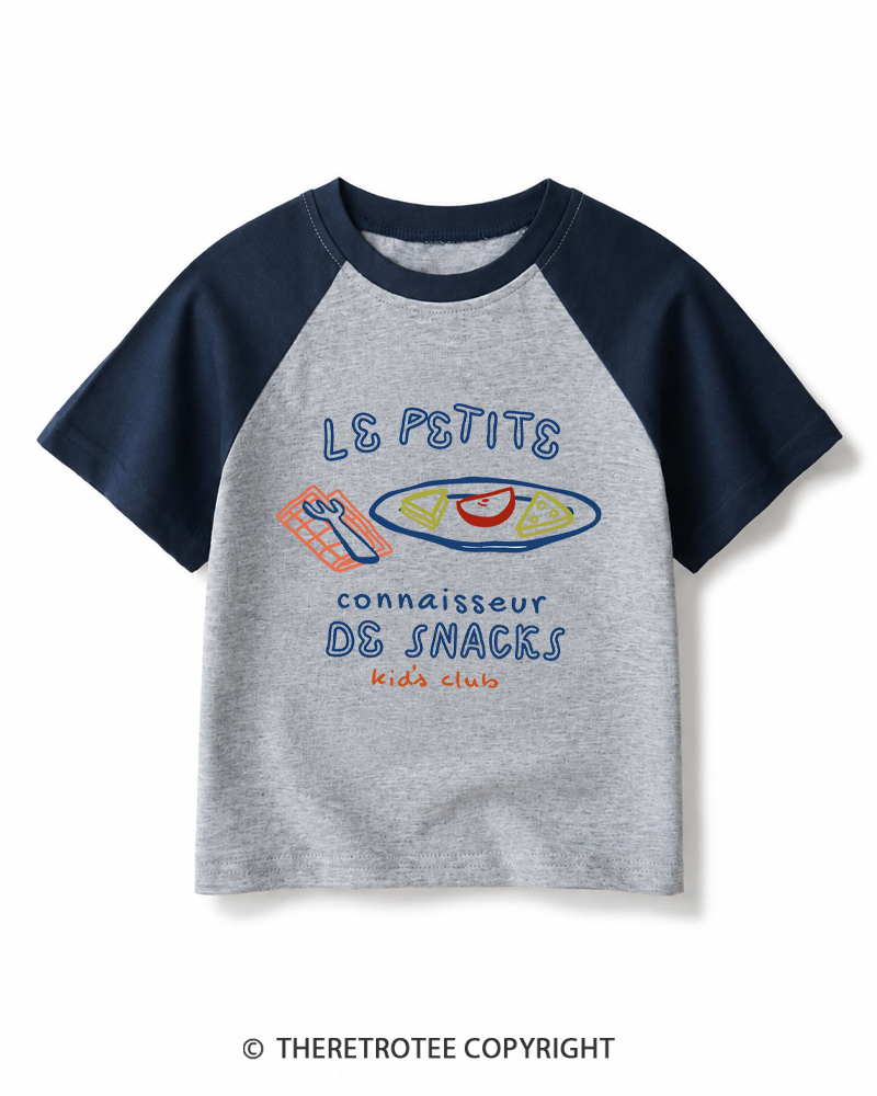TheRetroTee Le Petit Connaisseur de Snacks Kids Club 1970s Kids Raglan Baseball T-Shirt