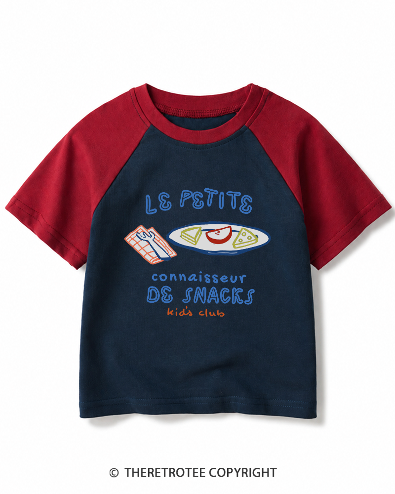 TheRetroTee Le Petit Connaisseur de Snacks Kids Club 1970s Kids Raglan Baseball T-Shirt