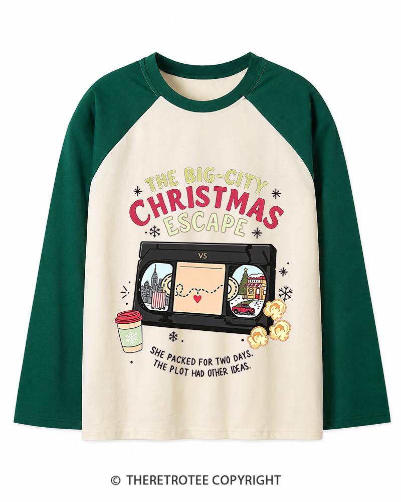TheRetroTee The Big-City Christmas Escape 1990s Christmas Long Sleeve Raglan T-Shirt