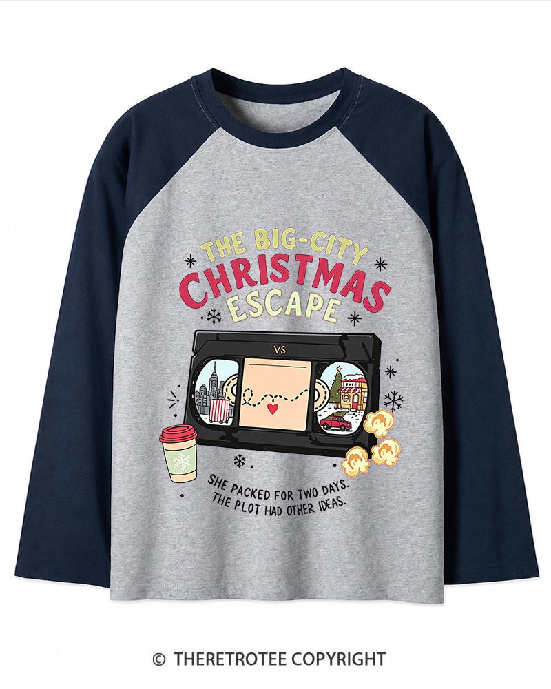 TheRetroTee The Big-City Christmas Escape 1990s Christmas Long Sleeve Raglan T-Shirt