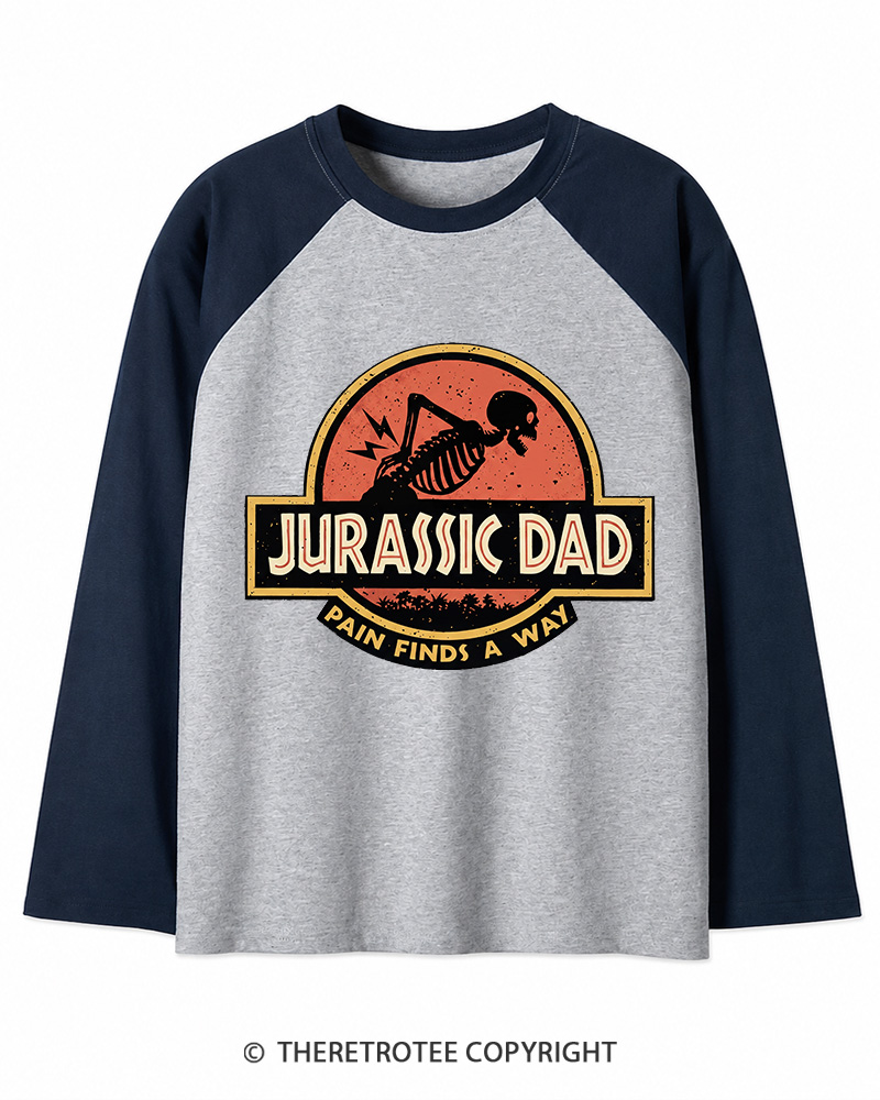 TheRetroTee Jurassic DAD Pain Finds A Way 1990s Long Sleeve Raglan T-Shirt
