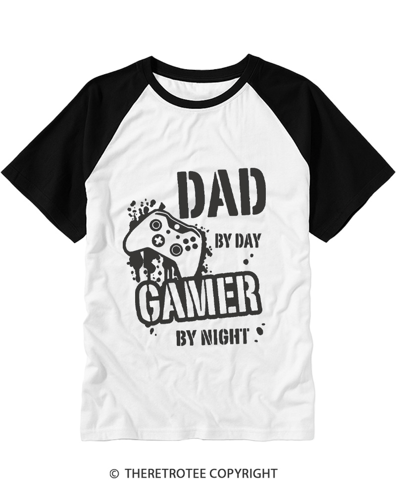 TheRetroTee Gamer by Night 2000s Raglan Baseball T-Shirt