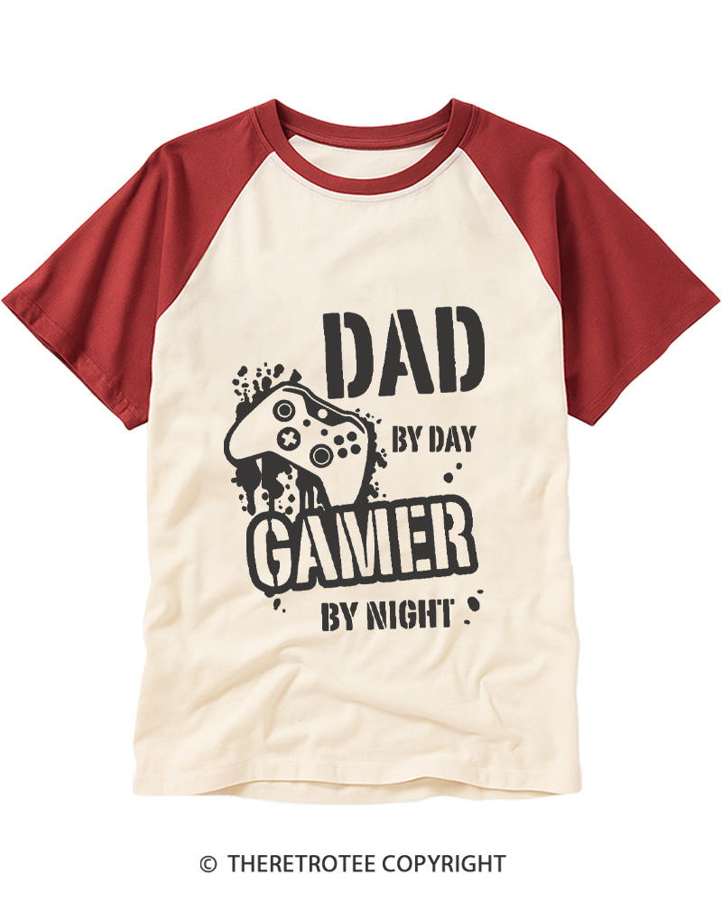 TheRetroTee Gamer by Night 2000s Raglan Baseball T-Shirt